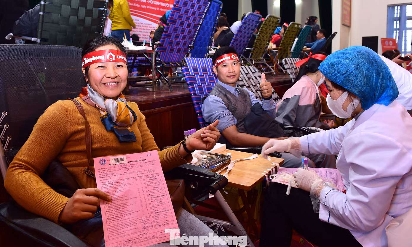 Vợ chồng chị Lê Thị Hướng và anh Nguyễn Phi Điệp hiến máu tại chương trình. Ảnh: Xuân Tùng