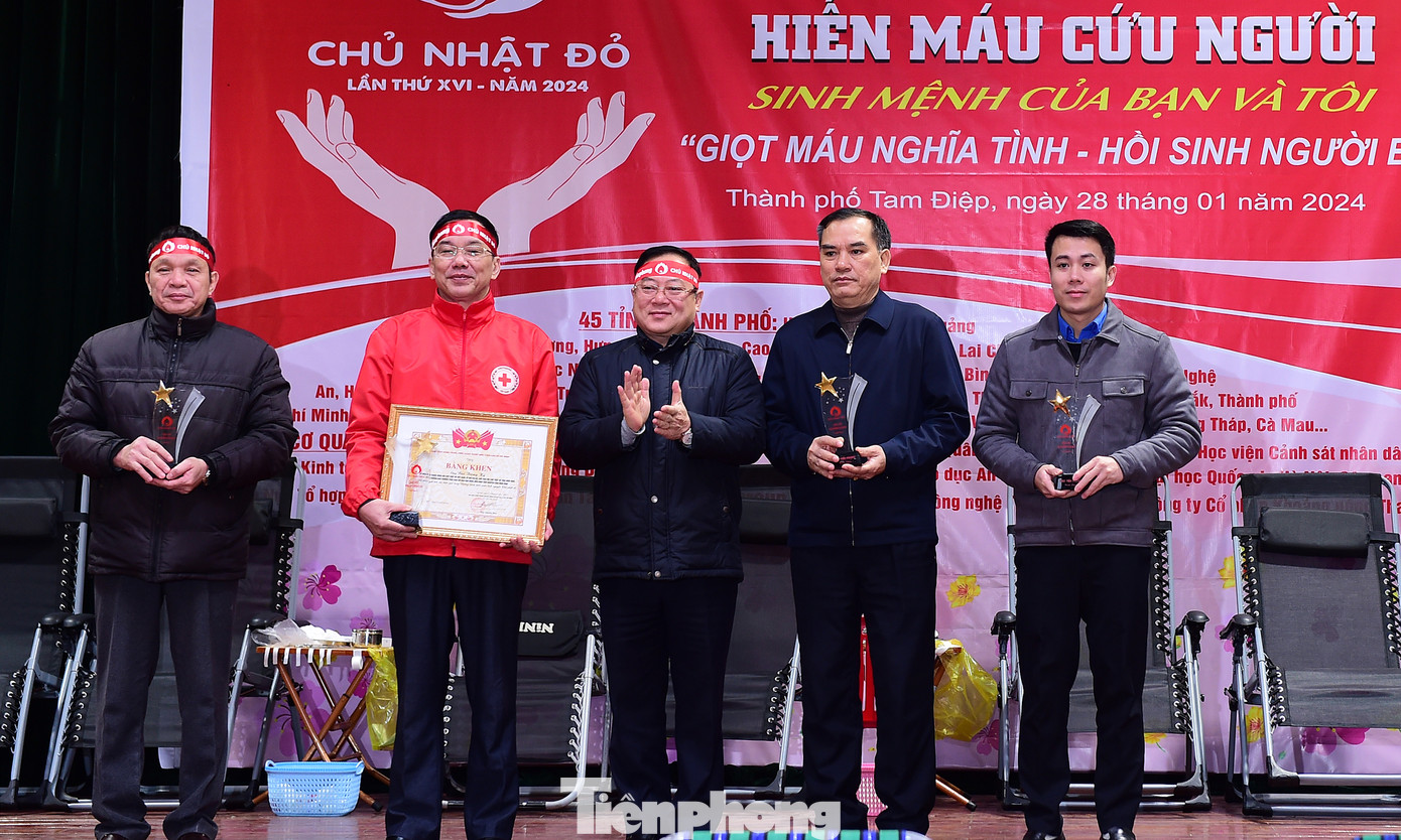 Nhà báo Lê Xuân Sơn thừa ủy quyền trao tặng Bằng khen của T.Ư Đoàn; trao tặng kỷ niệm chương Chủ Nhật Đỏ cho các cá nhân, đơn vị. Ảnh: Xuân Tùng Nhà báo Lê Xuân Sơn thừa ủy quyền trao tặng Bằng khen của T.Ư Đoàn; trao tặng kỷ niệm chương Chủ Nhật Đỏ cho các cá nhân, đơn vị. Ảnh: Xuân Tùng