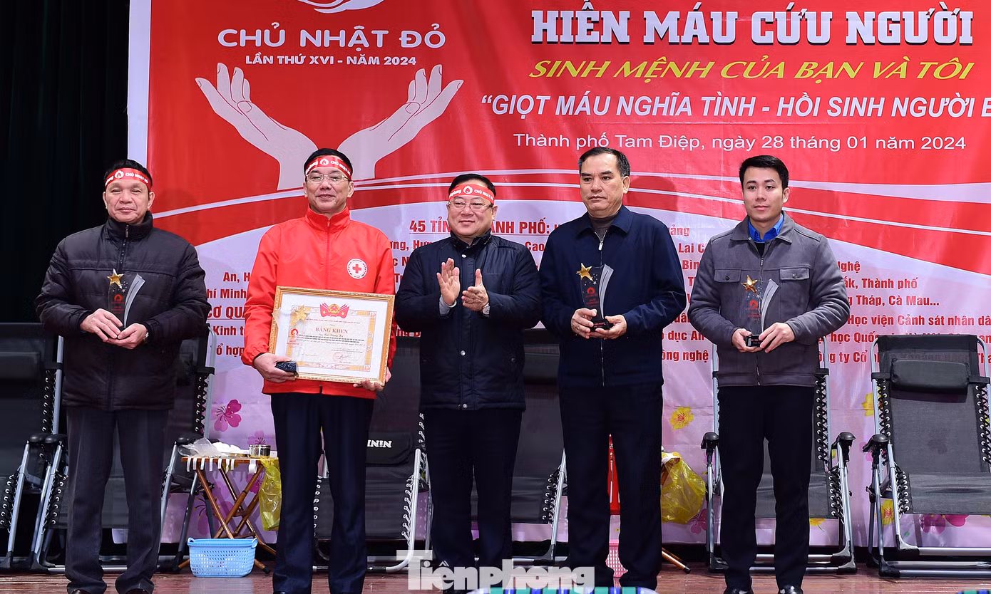 Nhà báo Lê Xuân Sơn thừa ủy quyền trao tặng Bằng khen của T.Ư Đoàn; trao tặng kỷ niệm chương Chủ Nhật Đỏ cho các cá nhân, đơn vị. Ảnh: Xuân Tùng