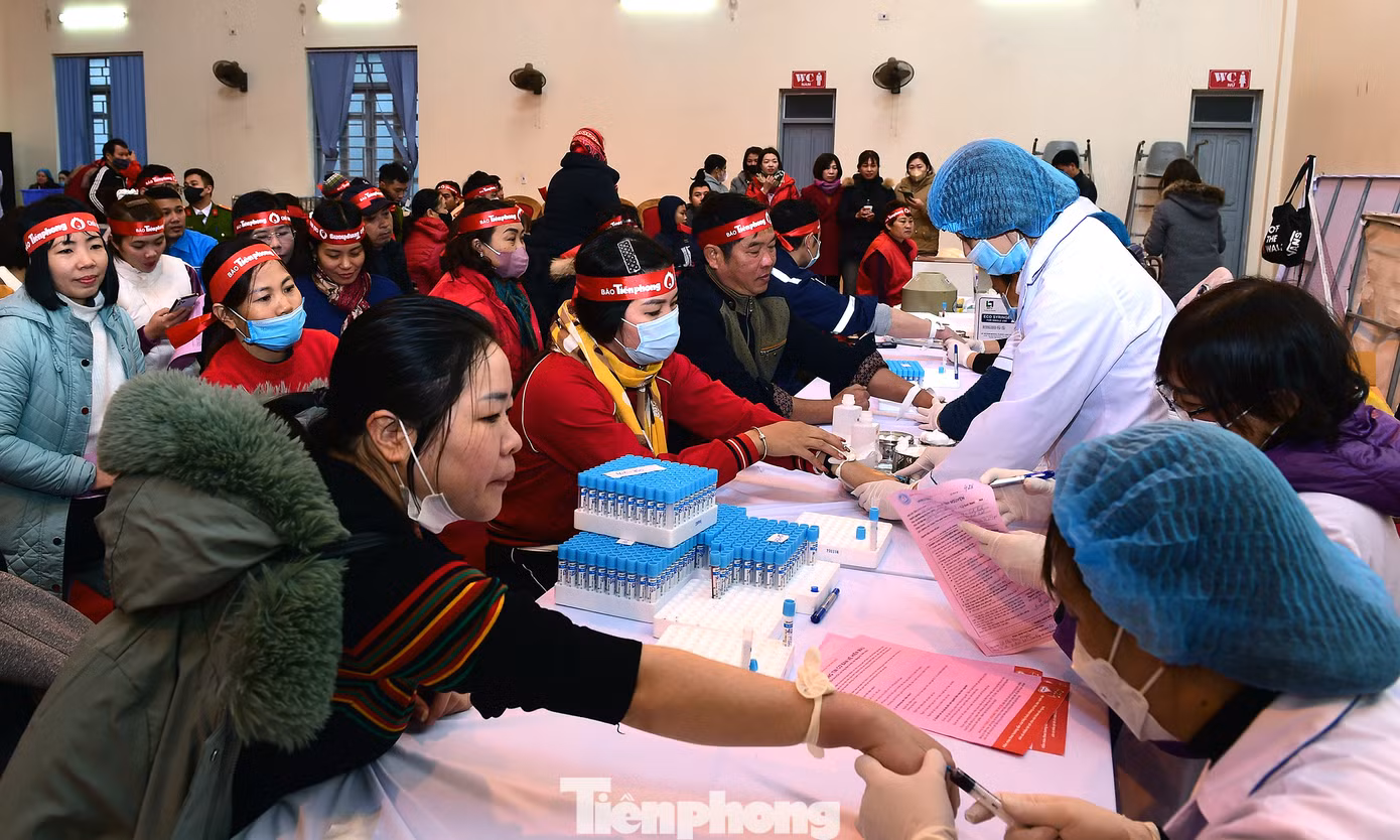 Đông đảo người dân ở TP Tam Điệp tham gia chương trình hiến máu Chủ Nhật Đỏ 2024. Ảnh: Xuân Tùng