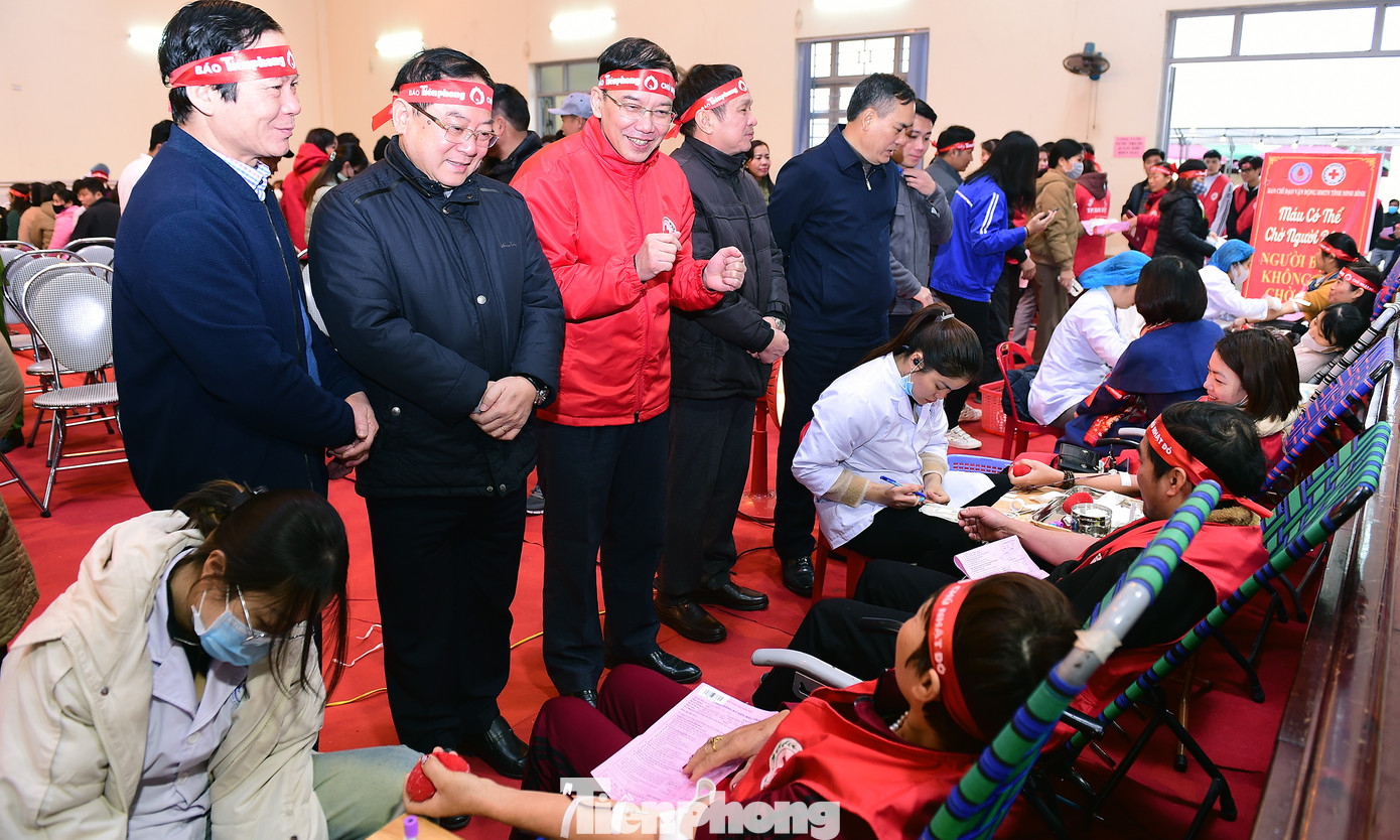 Ban Tổ chức thăm, động viên người tham gia hiến máu tại chương trình. Ảnh: Xuân Tùng Ban Tổ chức thăm, động viên người tham gia hiến máu tại chương trình. Ảnh: Xuân Tùng