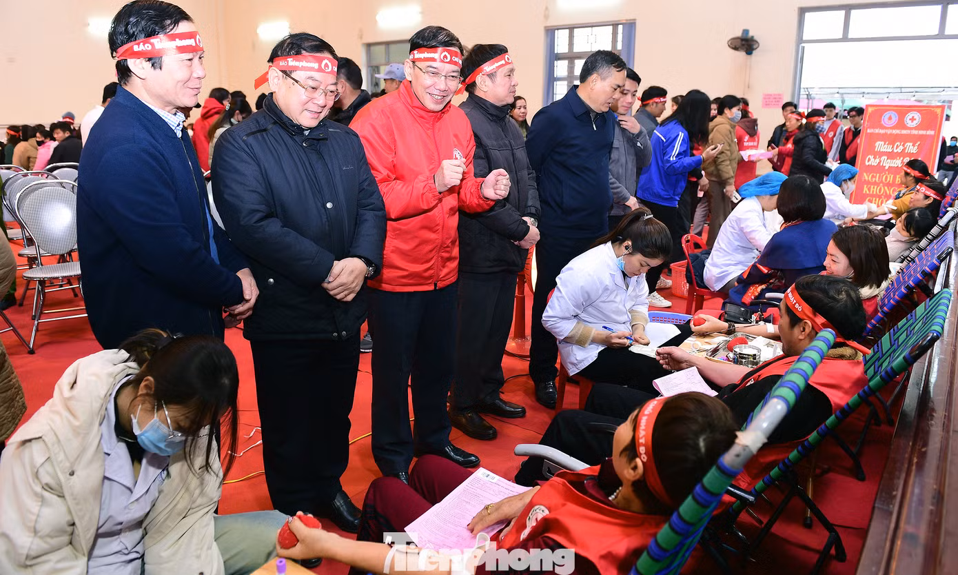 Ban Tổ chức thăm, động viên người tham gia hiến máu tại chương trình. Ảnh: Xuân Tùng