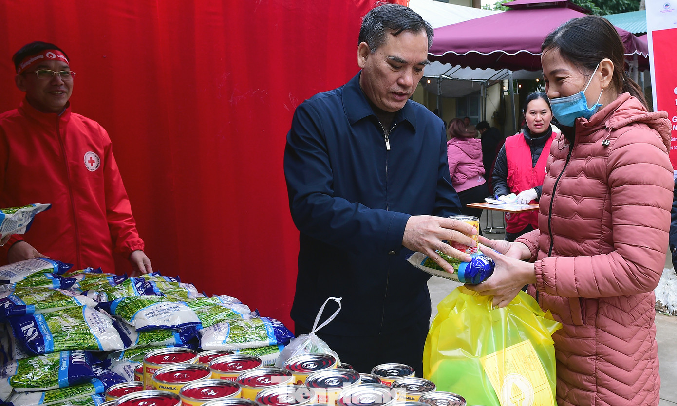 Nhiều phần quà được trao tặng người tham gia hiến máu trong chương trình. Nhiều phần quà được trao tặng người tham gia hiến máu trong chương trình.