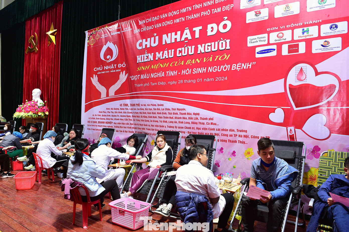 Đông đảo người dân tham gia hiến máu trong chương trình Chủ Nhật Đỏ. Ảnh: Xuân Tùng Đông đảo người dân tham gia hiến máu trong chương trình Chủ Nhật Đỏ. Ảnh: Xuân Tùng