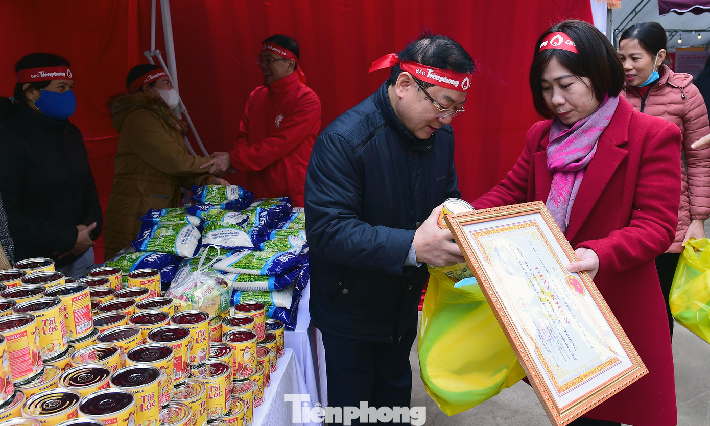 Nhiều phần quà được trao tặng người tham gia hiến máu trong chương trình. Nhiều phần quà được trao tặng người tham gia hiến máu trong chương trình.