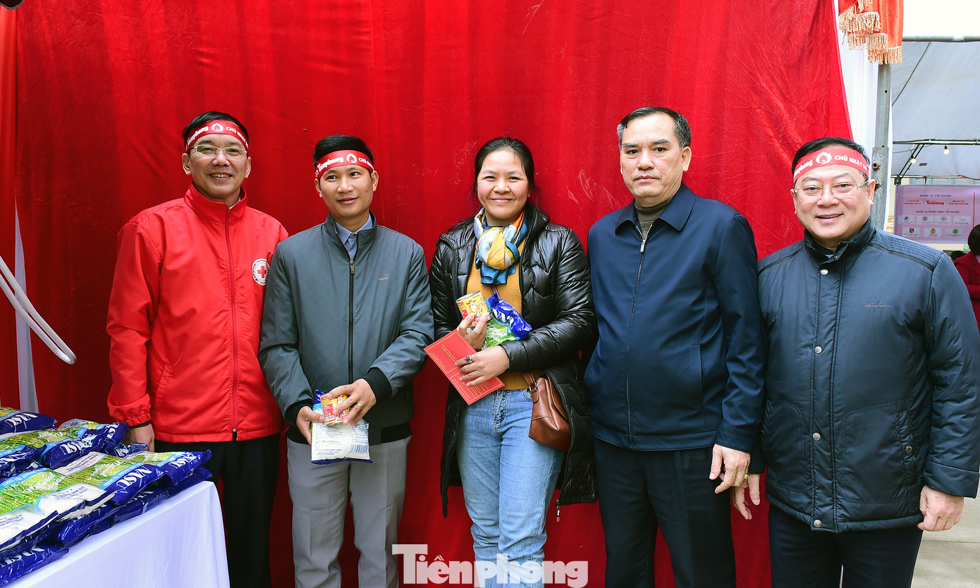 Nhiều phần quà được trao tặng người tham gia hiến máu trong chương trình. Nhiều phần quà được trao tặng người tham gia hiến máu trong chương trình.