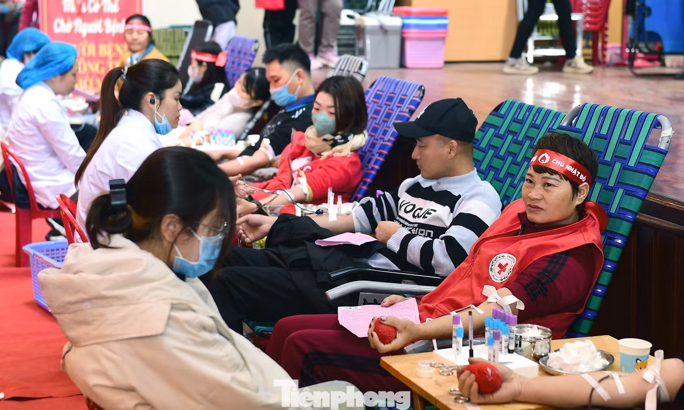 Đông đảo người dân tham gia hiến máu trong chương trình Chủ Nhật Đỏ. Ảnh: Xuân Tùng