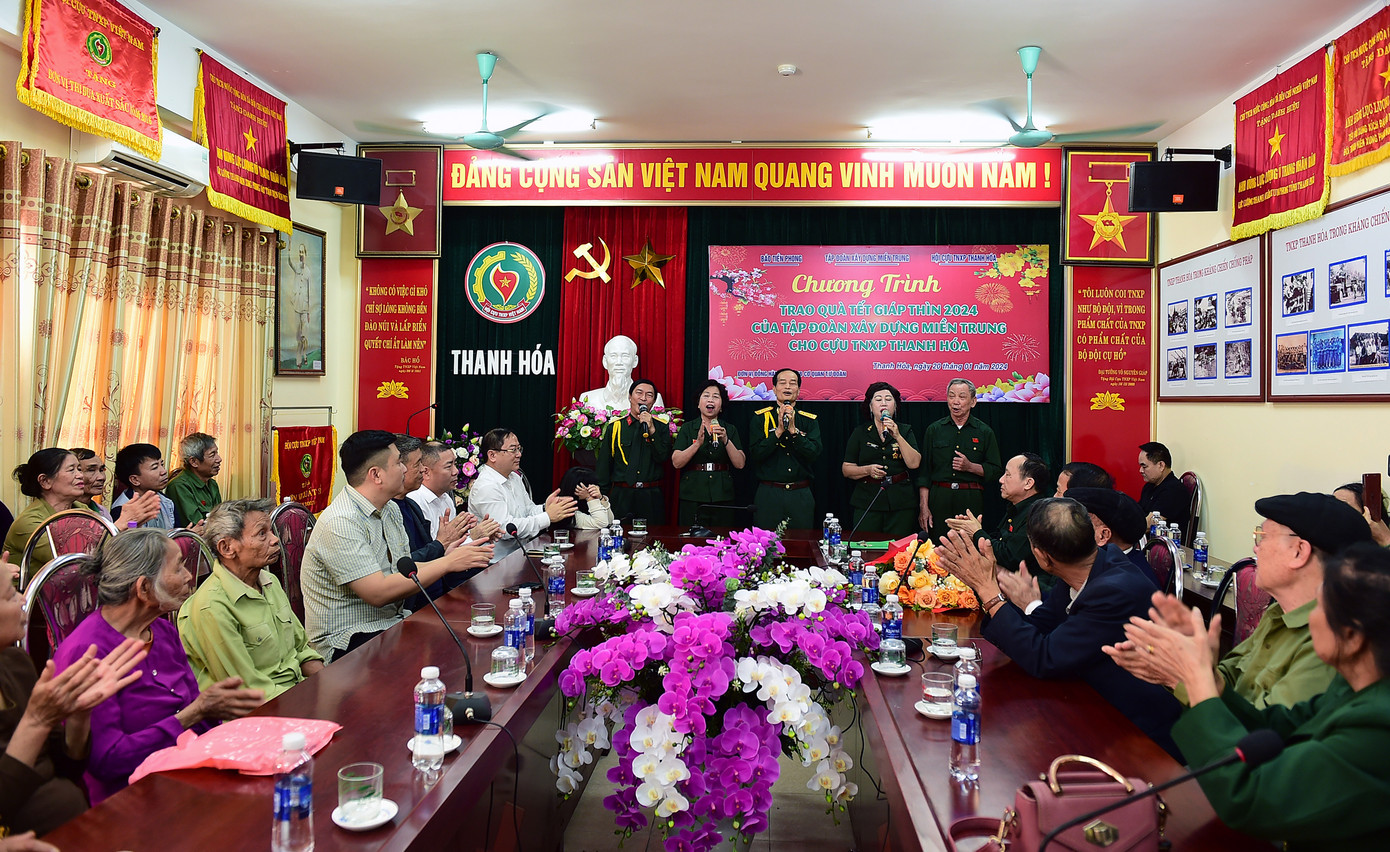 Gần gũi, nghĩa tình và sôi nổi là không khí diễn ra trong chương trình thăm, tặng quà cựu thanh niên xung phong và các thương binh, bệnh binh. Ảnh: Xuân Tùng Gần gũi, nghĩa tình và sôi nổi là không khí diễn ra trong chương trình thăm, tặng quà cựu thanh niên xung phong và các thương binh, bệnh binh. Ảnh: Xuân Tùng