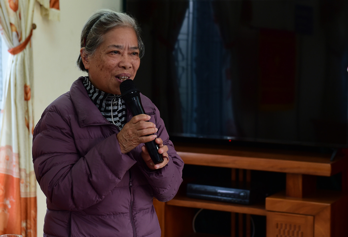 Bà Phạm Thị Hoài - Phó Hiệu trưởng Trường liên cấp Fansipan Thanh Hóa trao tặng quà tiền mặt; nhà báo Lê Xuân Sơn trao phần quà của doanh nghiệp Dược Đức Khánh tới Trung tâm Bảo trợ xã hội II tỉnh Thanh Hóa. Bà Nguyễn Hồng Thủy đang được chăm sóc tại Trung tâm Bảo trợ xã hội II bày tỏ: "Mỗi lần Tết đến Xuân, các anh chị đến chúc mừng, chúng tôi cảm thấy rất phấn khởi, ấm lòng". Ảnh: Xuân Tùng Bà Phạm Thị Hoài - Phó Hiệu trưởng Trường liên cấp Fansipan Thanh Hóa trao tặng quà tiền mặt; nhà báo Lê Xuân Sơn trao phần quà của doanh nghiệp Dược Đức Khánh tới Trung tâm Bảo trợ xã hội II tỉnh Thanh Hóa. Bà Nguyễn Hồng Thủy đang được chăm sóc tại Trung tâm Bảo trợ xã hội II bày tỏ: "Mỗi lần Tết đến Xuân, các anh chị đến chúc mừng, chúng tôi cảm thấy rất phấn khởi, ấm lòng". Ảnh: Xuân Tùng