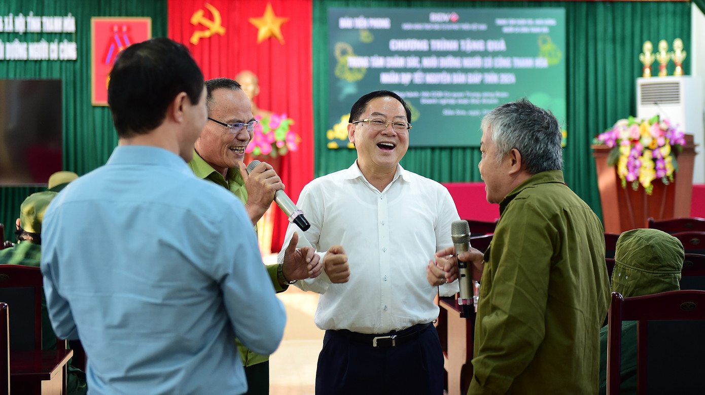 Gần gũi, nghĩa tình và sôi nổi là không khí diễn ra trong chương trình thăm, tặng quà cựu thanh niên xung phong và các thương binh, bệnh binh. Ảnh: Xuân Tùng Gần gũi, nghĩa tình và sôi nổi là không khí diễn ra trong chương trình thăm, tặng quà cựu thanh niên xung phong và các thương binh, bệnh binh. Ảnh: Xuân Tùng