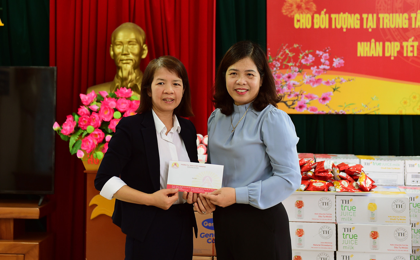 Bà Phạm Thị Hoài - Phó Hiệu trưởng Trường liên cấp Fansipan Thanh Hóa trao tặng quà tiền mặt; nhà báo Lê Xuân Sơn trao phần quà của doanh nghiệp Dược Đức Khánh tới Trung tâm Bảo trợ xã hội II tỉnh Thanh Hóa. Bà Nguyễn Hồng Thủy đang được chăm sóc tại Trung tâm Bảo trợ xã hội II bày tỏ: "Mỗi lần Tết đến Xuân, các anh chị đến chúc mừng, chúng tôi cảm thấy rất phấn khởi, ấm lòng". Ảnh: Xuân Tùng Bà Phạm Thị Hoài - Phó Hiệu trưởng Trường liên cấp Fansipan Thanh Hóa trao tặng quà tiền mặt; nhà báo Lê Xuân Sơn trao phần quà của doanh nghiệp Dược Đức Khánh tới Trung tâm Bảo trợ xã hội II tỉnh Thanh Hóa. Bà Nguyễn Hồng Thủy đang được chăm sóc tại Trung tâm Bảo trợ xã hội II bày tỏ: "Mỗi lần Tết đến Xuân, các anh chị đến chúc mừng, chúng tôi cảm thấy rất phấn khởi, ấm lòng". Ảnh: Xuân Tùng