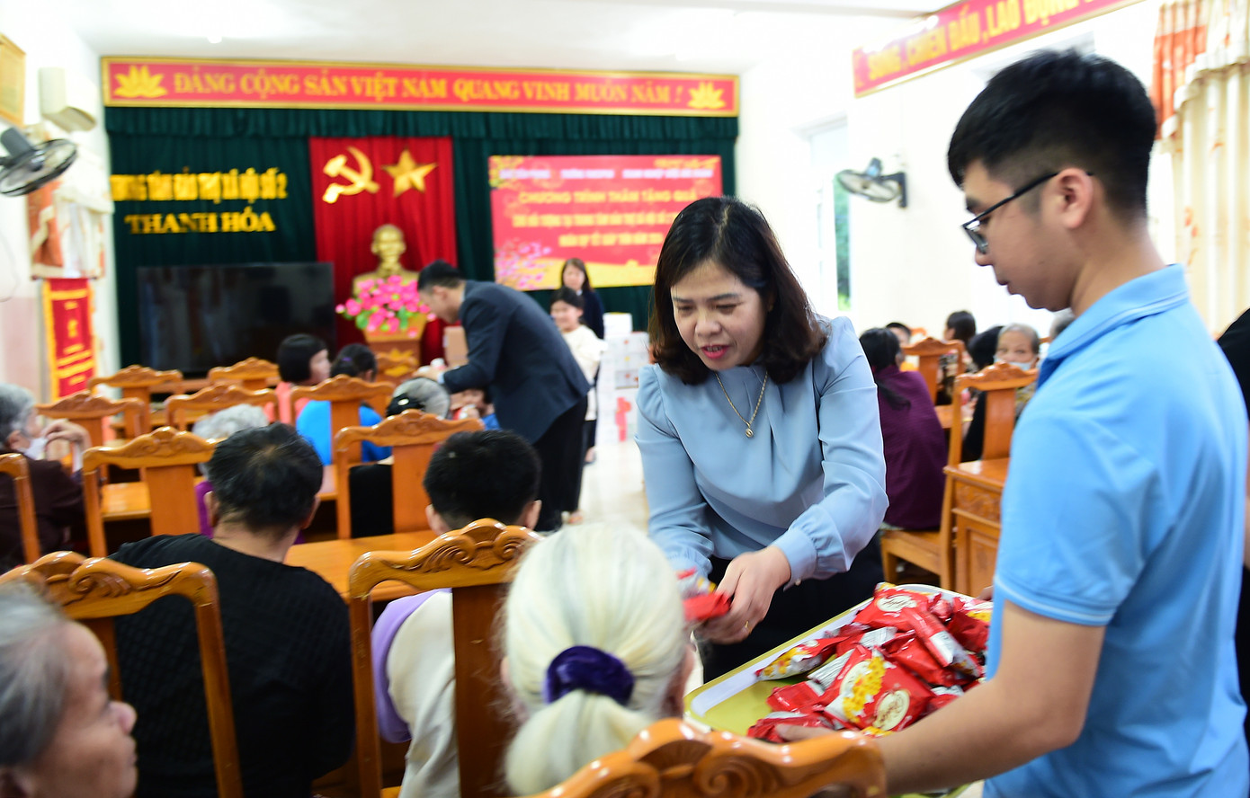 Bà Phạm Thị Hoài - Phó Hiệu trưởng Trường liên cấp Fansipan Thanh Hóa trao tặng quà tiền mặt; nhà báo Lê Xuân Sơn trao phần quà của doanh nghiệp Dược Đức Khánh tới Trung tâm Bảo trợ xã hội II tỉnh Thanh Hóa. Bà Nguyễn Hồng Thủy đang được chăm sóc tại Trung tâm Bảo trợ xã hội II bày tỏ: "Mỗi lần Tết đến Xuân, các anh chị đến chúc mừng, chúng tôi cảm thấy rất phấn khởi, ấm lòng". Ảnh: Xuân Tùng Bà Phạm Thị Hoài - Phó Hiệu trưởng Trường liên cấp Fansipan Thanh Hóa trao tặng quà tiền mặt; nhà báo Lê Xuân Sơn trao phần quà của doanh nghiệp Dược Đức Khánh tới Trung tâm Bảo trợ xã hội II tỉnh Thanh Hóa. Bà Nguyễn Hồng Thủy đang được chăm sóc tại Trung tâm Bảo trợ xã hội II bày tỏ: "Mỗi lần Tết đến Xuân, các anh chị đến chúc mừng, chúng tôi cảm thấy rất phấn khởi, ấm lòng". Ảnh: Xuân Tùng