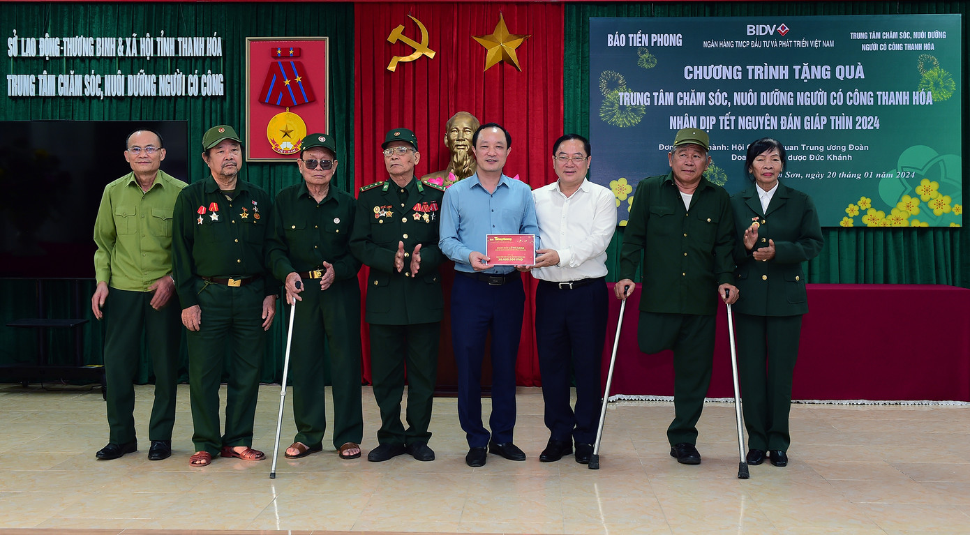 Nhà báo Lê Xuân Sơn trao gửi phần quà của doanh nghiệp Dược Đức Khánh. Ảnh: Xuân Tùng Nhà báo Lê Xuân Sơn trao gửi phần quà của doanh nghiệp Dược Đức Khánh. Ảnh: Xuân Tùng