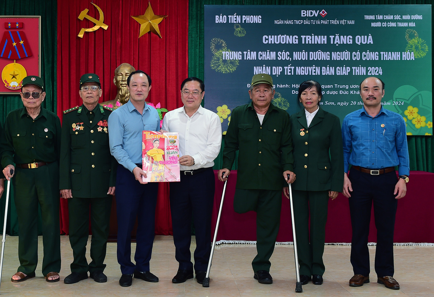 Nhà báo Lê Xuân Sơn tặng ấn phẩm Xuân Giáp Thìn 2024 tới trung tâm. Ảnh: Xuân Tùng Nhà báo Lê Xuân Sơn tặng ấn phẩm Xuân Giáp Thìn 2024 tới trung tâm. Ảnh: Xuân Tùng