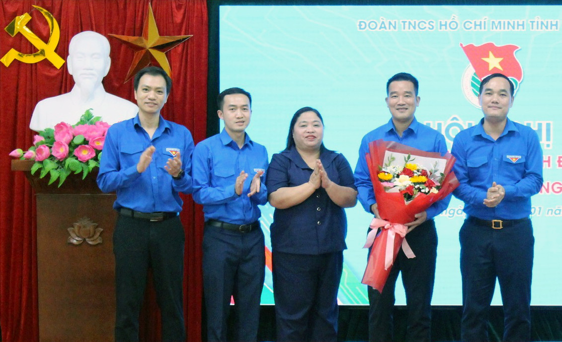 Anh Nguyễn Duy Tư (thứ hai từ phải sang) được tín nhiệm làm Bí thư Tỉnh Đoàn Hòa Bình. Ảnh: TĐHB Anh Nguyễn Duy Tư (thứ hai từ phải sang) được tín nhiệm làm Bí thư Tỉnh Đoàn Hòa Bình. Ảnh: TĐHB