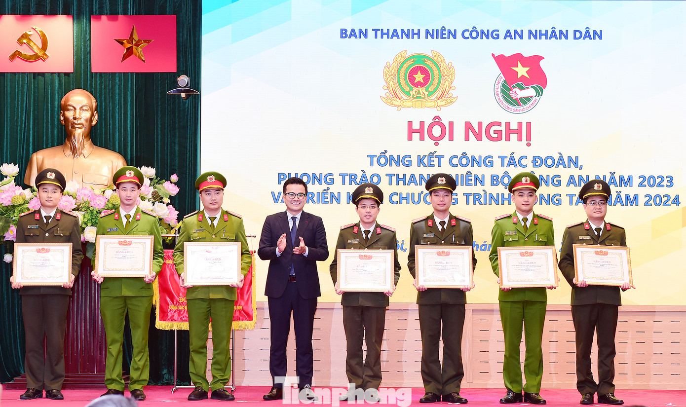 Phó Chủ tịch T.Ư Hội LHTN Việt Nam Trần Xuân Bách trao Bằng khen của T.Ư Hội LHTN Việt Nam cho các tập thể, cá nhân. Ảnh: Xuân Tùng