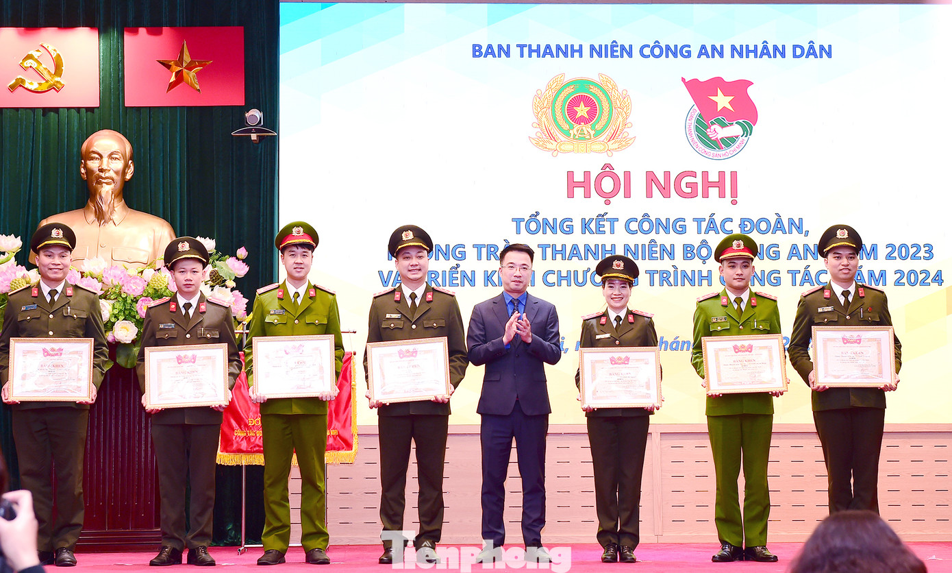 Bí thư T.Ư Đoàn Nguyễn Tường Lâm trao Bằng khen của T.Ư Đoàn cho các tập thể, cá nhân có thành tích xuất sắc năm 2023