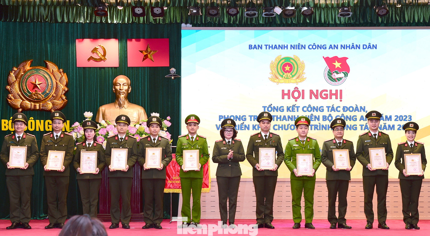 Thiếu tướng Ngô Hoài Thu trao chứng nhận 11 công trình thanh niên cấp Bộ cho 11 Đoàn Thanh niên các đơn vị trực thuộc Bộ. Ảnh: Xuân Tùng