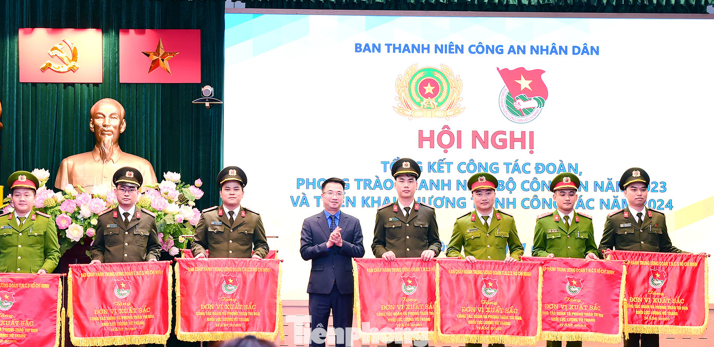 Bí thư T.Ư Đoàn Nguyễn Tường Lâm trao cờ thi đua của T.Ư Đoàn cho các tập thể có thành tích xuất sắc năm 2023. Ảnh: Xuân Tùng