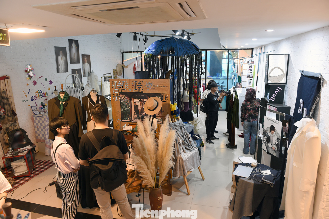 Một góc không gian triển lãm giới thiệu sản phẩm xây dựng thương hiệu thời trang độc lập của các bạn sinh viên. Ảnh: Xuân Tùng