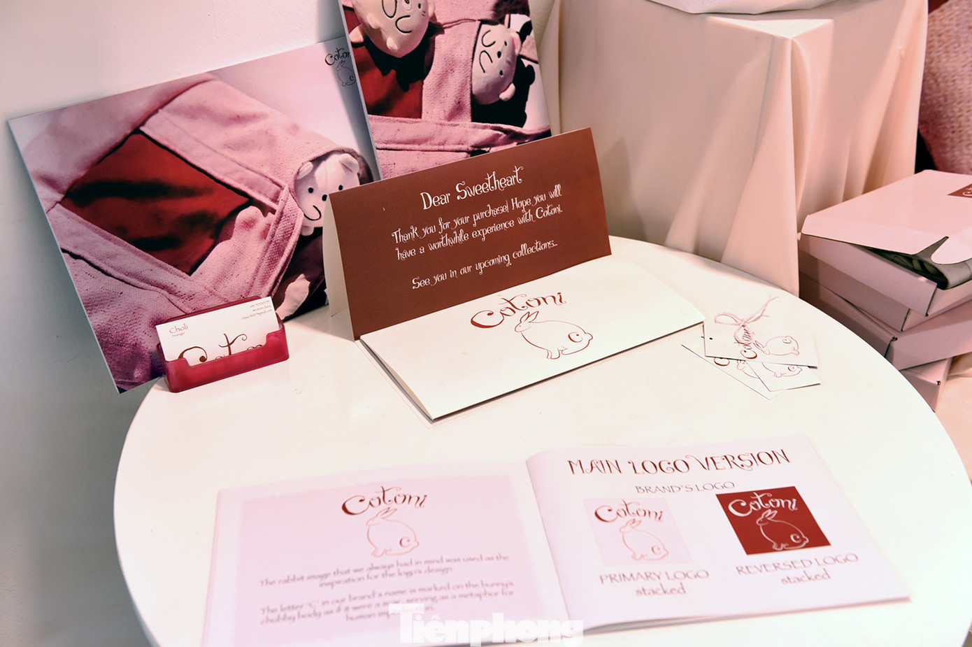 Các bạn sinh viên đã xây dựng nhiều sản phẩm gắn với nhận diện thương hiệu thời trang mình hướng đến. Ảnh: Xuân Tùng