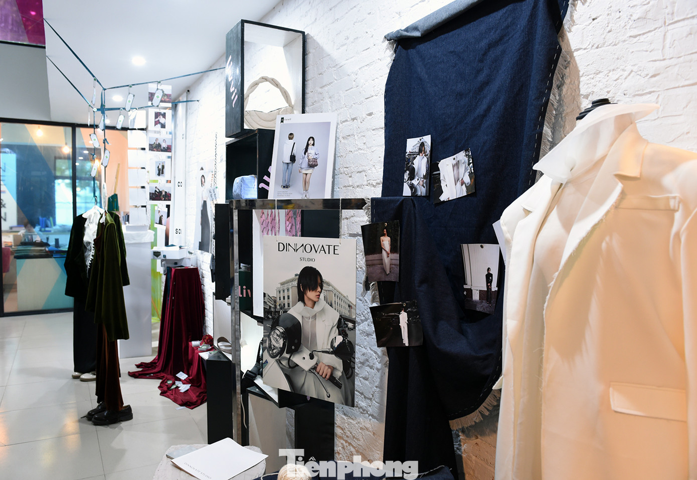 Triển lãm trưng bày gần 40 sản phẩm về ý tưởng xây dựng, quảng bá thương hiệu thời trang của các bạn sinh viên.