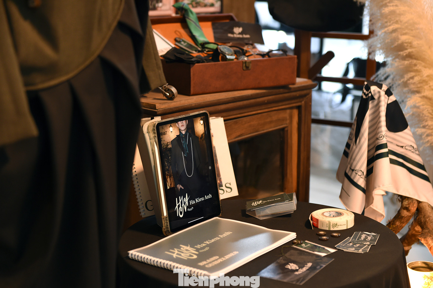 Các bạn sinh viên đã xây dựng nhiều sản phẩm gắn với nhận diện thương hiệu thời trang mình hướng đến. Ảnh: Xuân Tùng