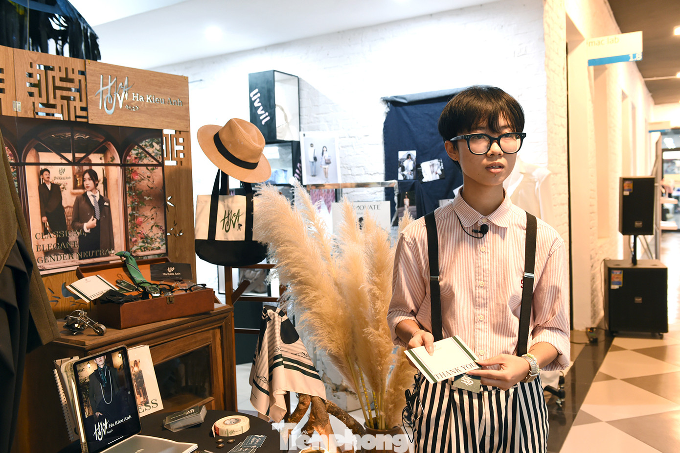 Hà Kiều Anh bên sản phẩm trưng bày tại triển lãm. Ảnh: Xuân Tùng