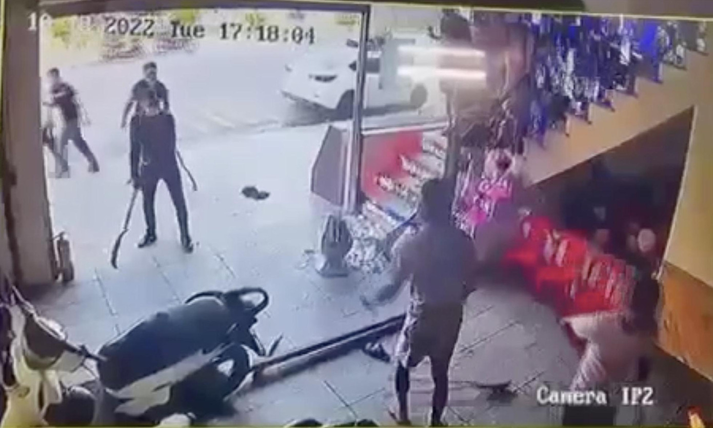 Nhóm thanh niên cầm hung khí đột nhập vào quán karaoke Avatar. Ảnh MXH