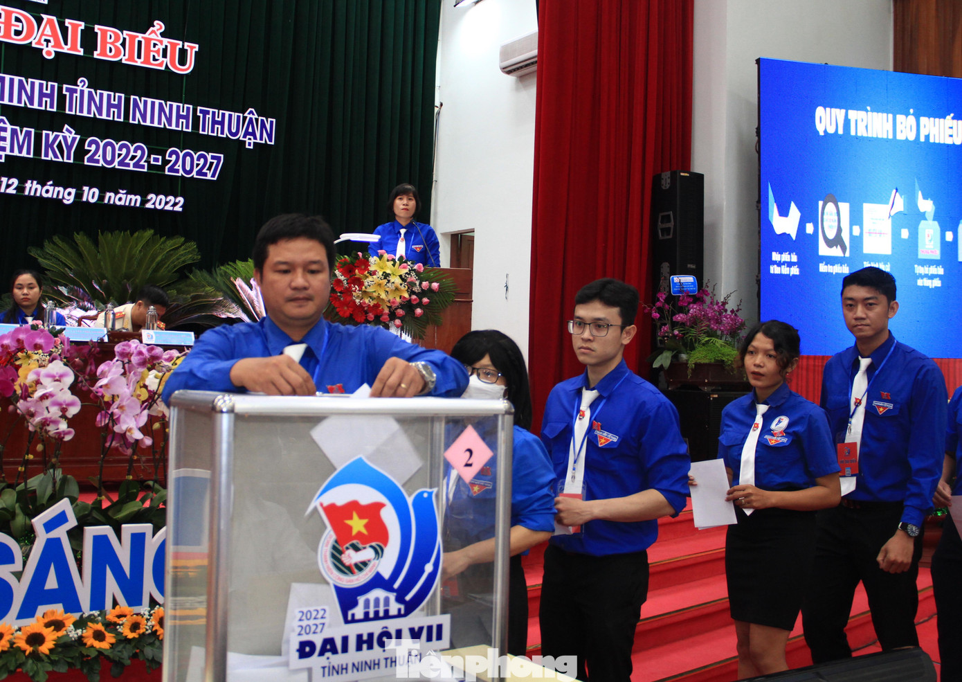 Đại biểu Đại hội Đoàn Ninh Thuận bỏ phiếu bầu Ban Chấp hành nhiệm kỳ 2022 - 2027. Ảnh: C.H