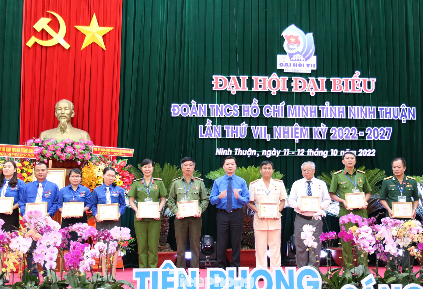 Bí thư Trung ương Đoàn Nguyễn Minh Triết thay mặt Trung ương Đoàn trao Kỷ niệm chương Vì thế hệ trẻ. Ảnh C.H Bí thư Trung ương Đoàn Nguyễn Minh Triết thay mặt Trung ương Đoàn trao Kỷ niệm chương Vì thế hệ trẻ. Ảnh C.H