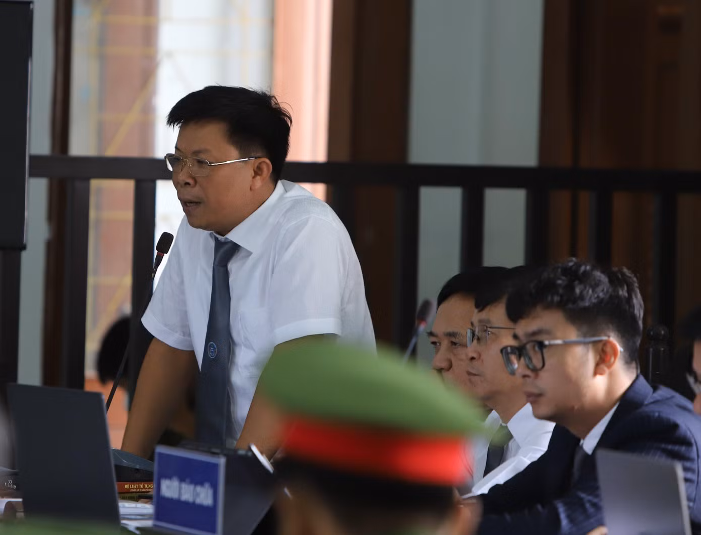 Luật sư Lê Văn Thiệp và luật sư Lê Nguyên Hoà (bên phải ảnh) đề nghị trả hồ sơ, điều tra lại vụ án. Ảnh L.H