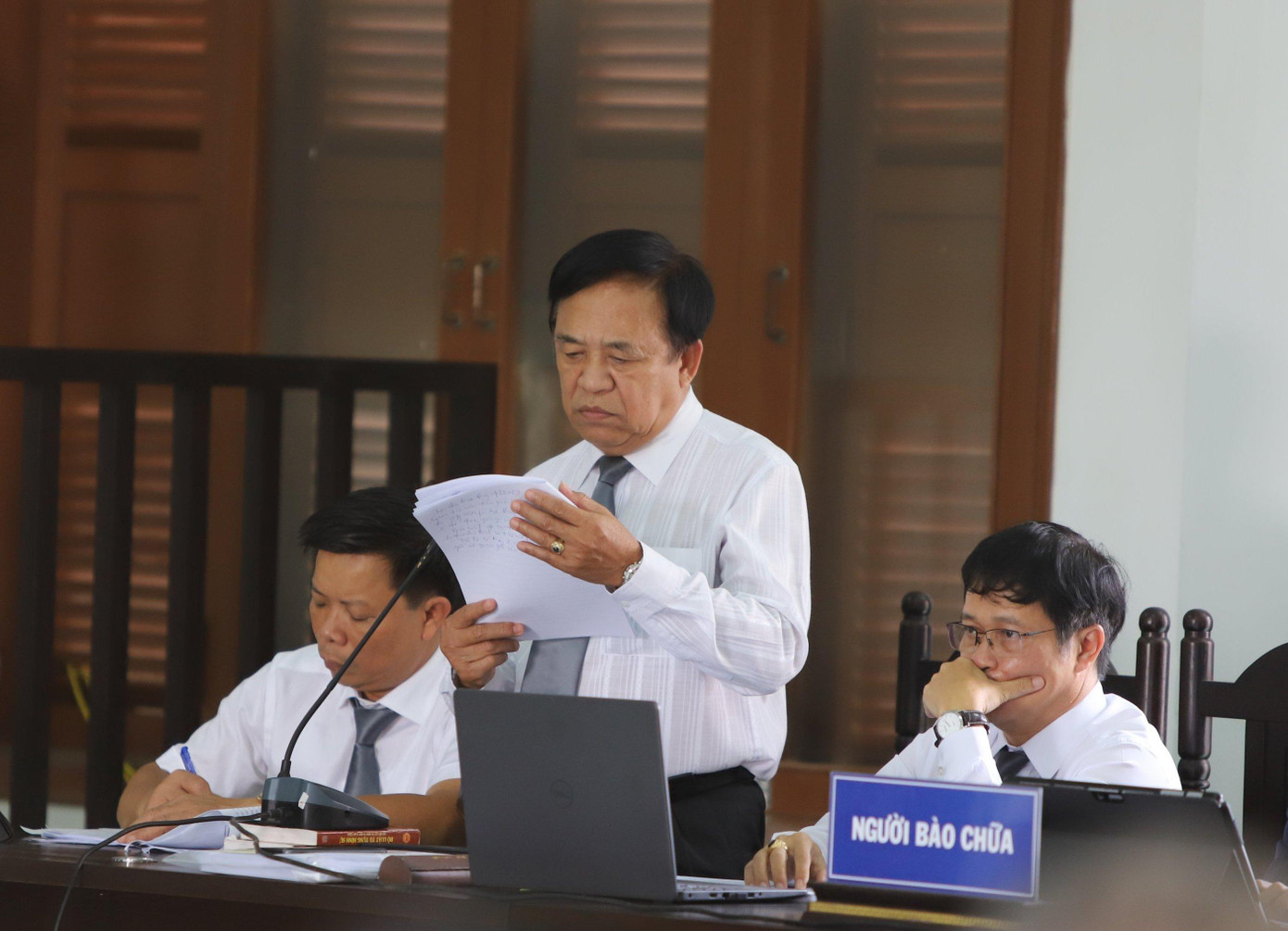 Luật sư Tạ Quang Tòng cho rằng cơ quan tố tụng đưa ra khỏi vụ án nhiều cá nhân quan trọng. Ảnh L.H Luật sư Tạ Quang Tòng cho rằng cơ quan tố tụng đưa ra khỏi vụ án nhiều cá nhân quan trọng. Ảnh L.H