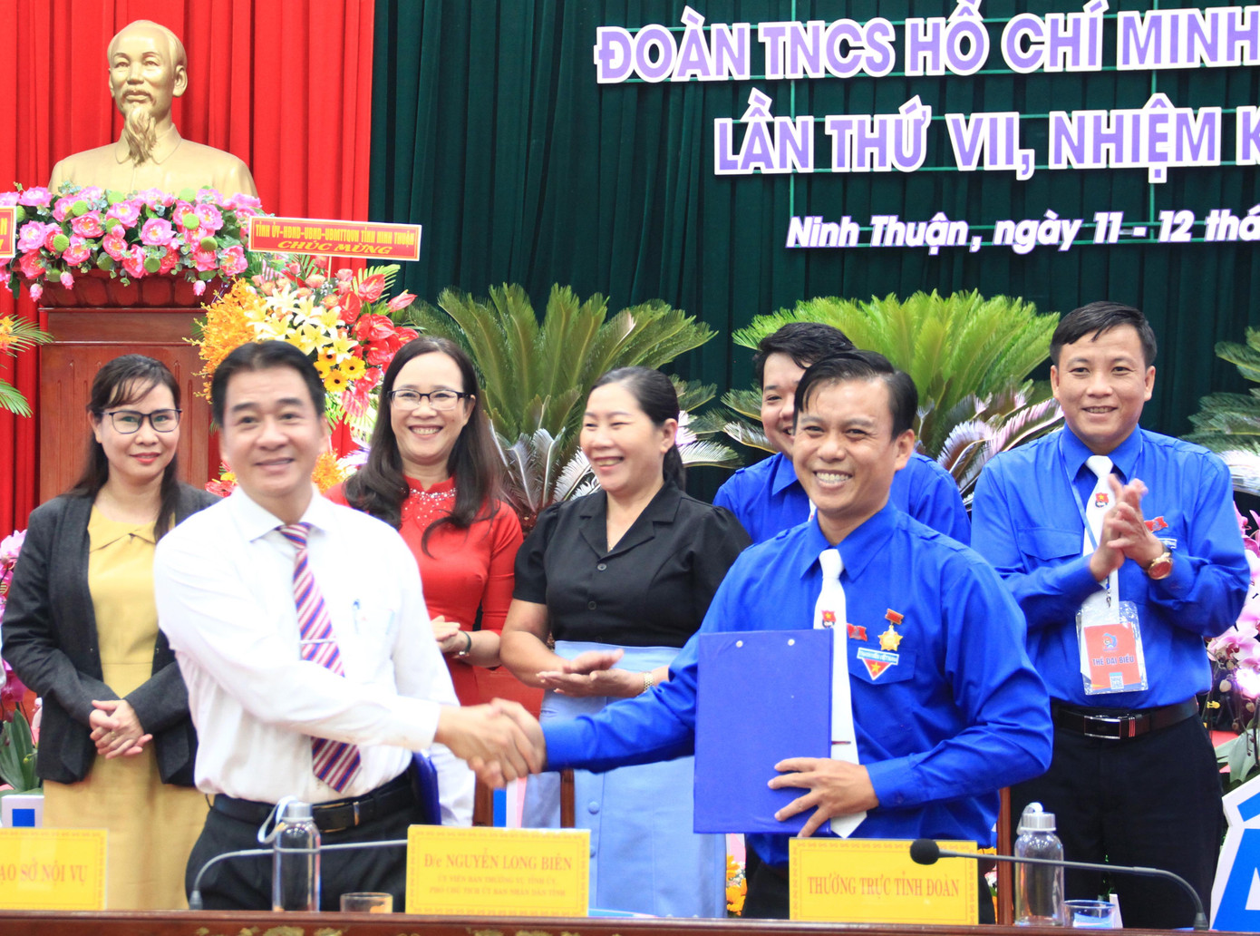 Đại diện lãnh đạo UBND tỉnh và Tỉnh Đoàn Ninh Thuận kí kết quy chế phối hợp công tác. Ảnh C.H