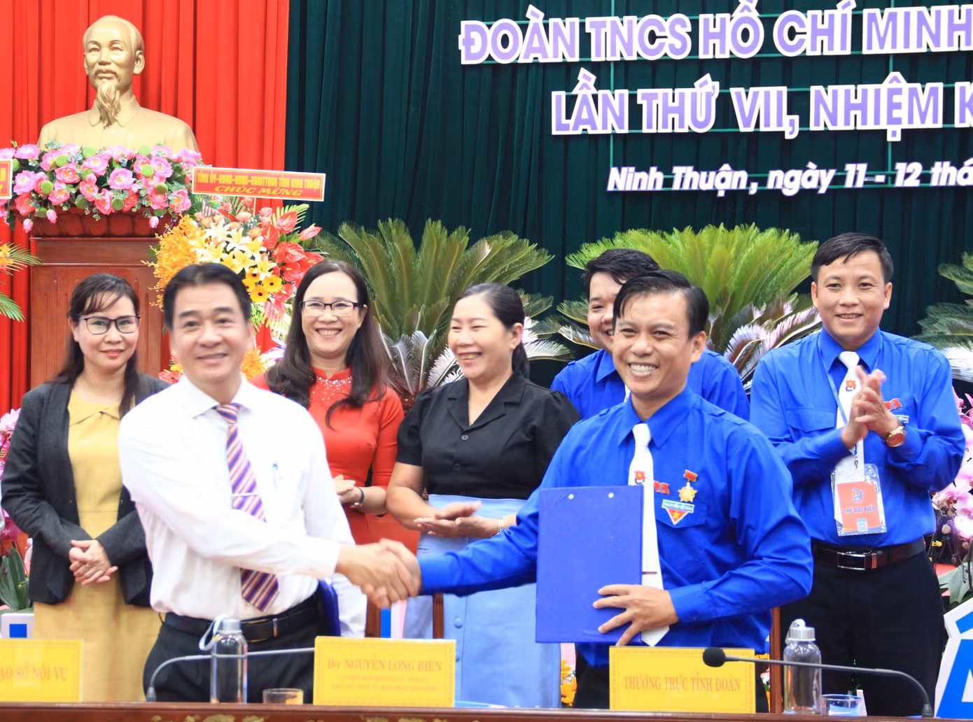 Đại diện lãnh đạo UBND tỉnh và Tỉnh Đoàn Ninh Thuận kí kết quy chế phối hợp công tác. Ảnh C.H Đại diện lãnh đạo UBND tỉnh và Tỉnh Đoàn Ninh Thuận kí kết quy chế phối hợp công tác. Ảnh C.H