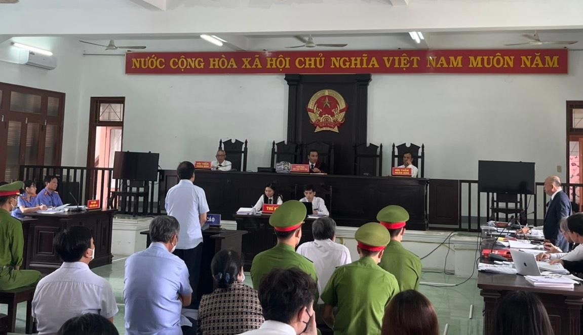 Vị luật sư (bên phải ảnh) phản ứng lại cách xét hỏi của đại diện viện kiểm sát tại toà. Ảnh L.H Vị luật sư (bên phải ảnh) phản ứng lại cách xét hỏi của đại diện viện kiểm sát tại toà. Ảnh L.H