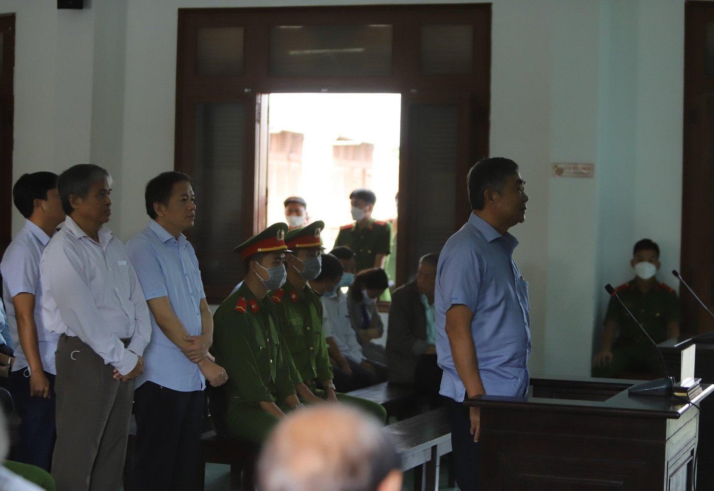 Bị cáo Nguyễn Chí Hiến trả lời HĐXX tại phiên xét hỏi. Ảnh L.H Bị cáo Nguyễn Chí Hiến trả lời HĐXX tại phiên xét hỏi. Ảnh L.H