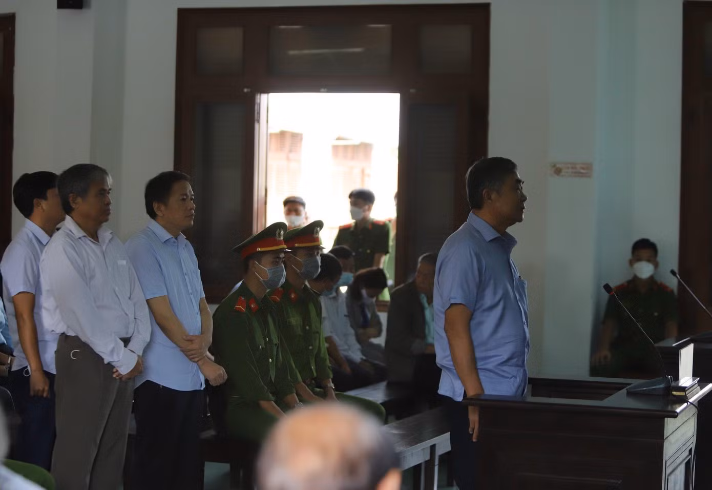 Các bị cáo tại phiên toà sơ thẩm. Ảnh L.H