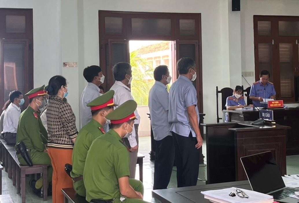 Đại diện Viện KSND tỉnh Phú Yên (bên phải ảnh) đọc cáo trạng tại toà. Ảnh L.H Đại diện Viện KSND tỉnh Phú Yên (bên phải ảnh) đọc cáo trạng tại toà. Ảnh L.H