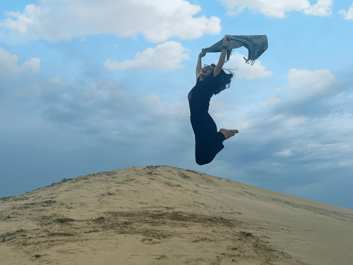 Du khách thích thú ghi lại những khoảnh khắc đẹp trên đồi cát Nam Cương (ảnh: Công Hoan).