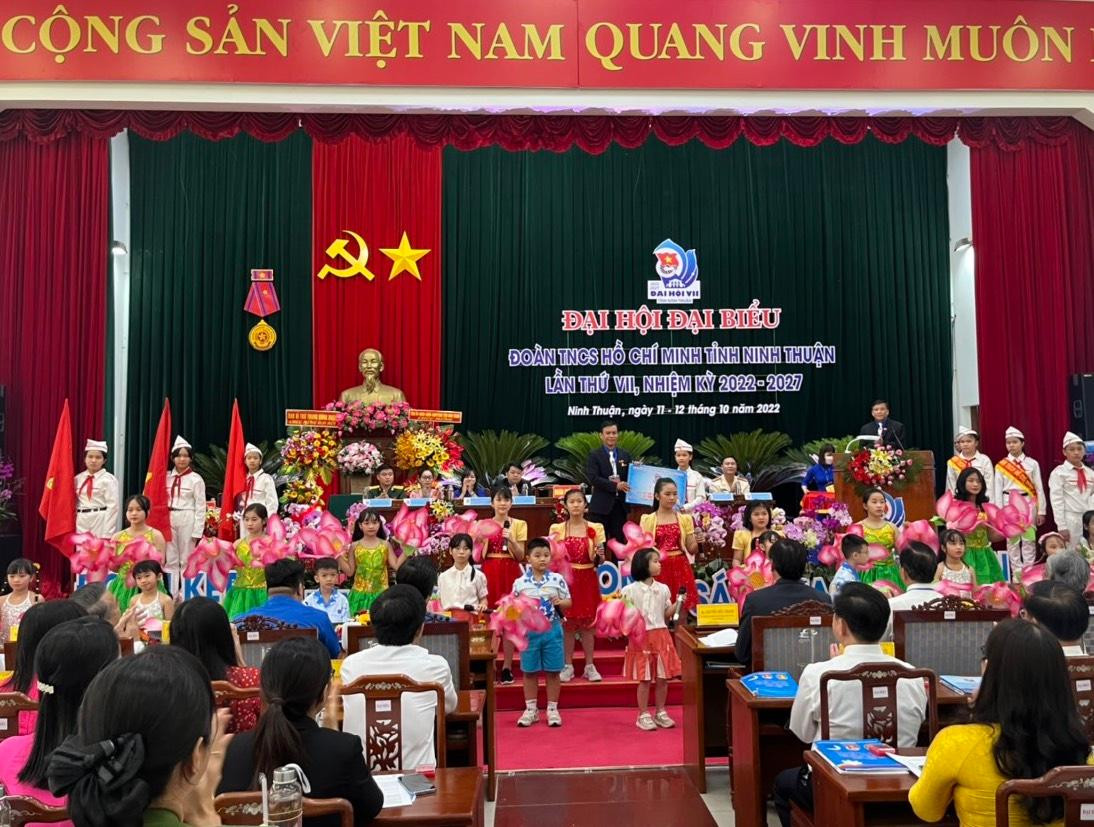 Lãnh đạo Tỉnh Đoàn Ninh Thuận trao tặng học bổng cho học sinh TP. Phan Rang - Tháp Chàm