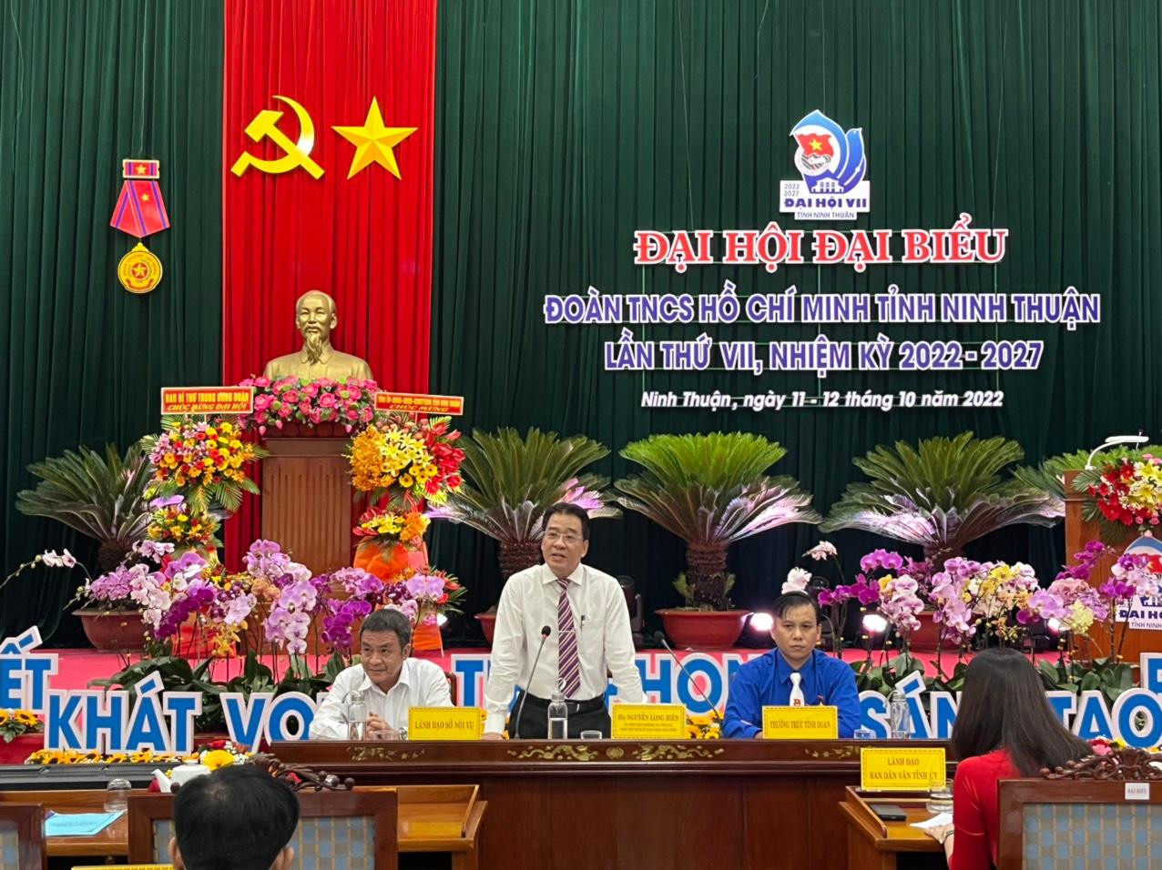 Ông Nguyễn Long Biên (đứng phát biểu) chủ trì buổi đối thoại. Ảnh C.H