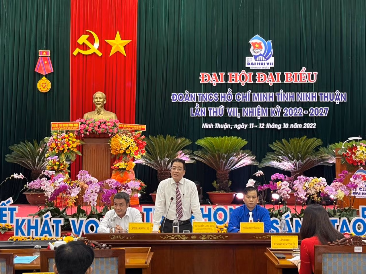Ông Nguyễn Long Biên (đứng phát biểu) chủ trì buổi đối thoại. Ảnh C.H Ông Nguyễn Long Biên (đứng phát biểu) chủ trì buổi đối thoại. Ảnh C.H