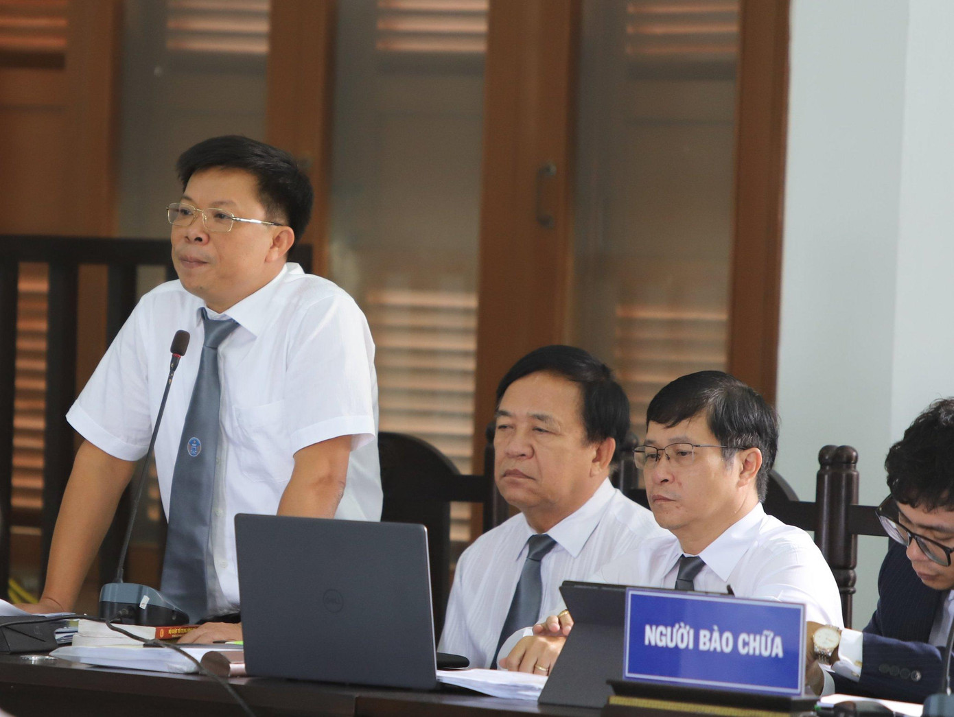 TS. Luật sư Lê Văn Thiệp (người đứng) cho rằng các cơ quan điều tra vi phạm các quy định tố tụng. Ảnh L.H