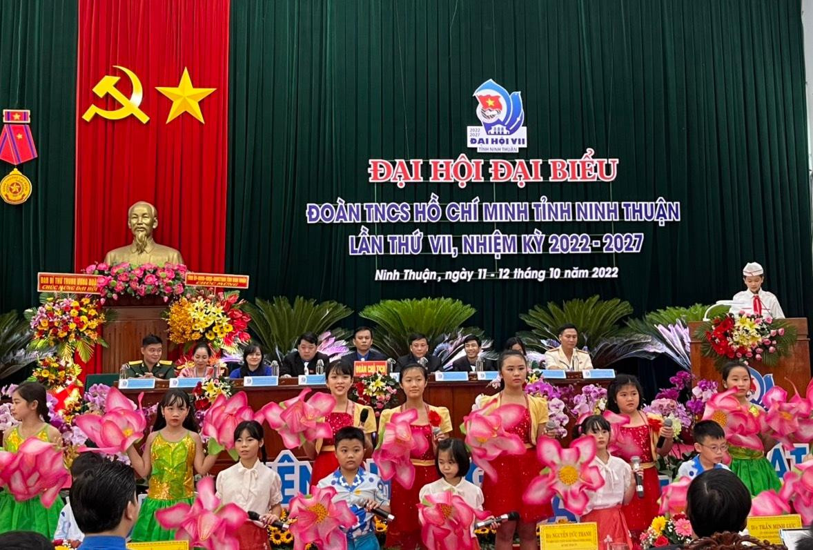 Các em thiếu nhi tỉnh Ninh Thuận tặng hoa, phát biểu chào mừng Đại hội. Ảnh C.H