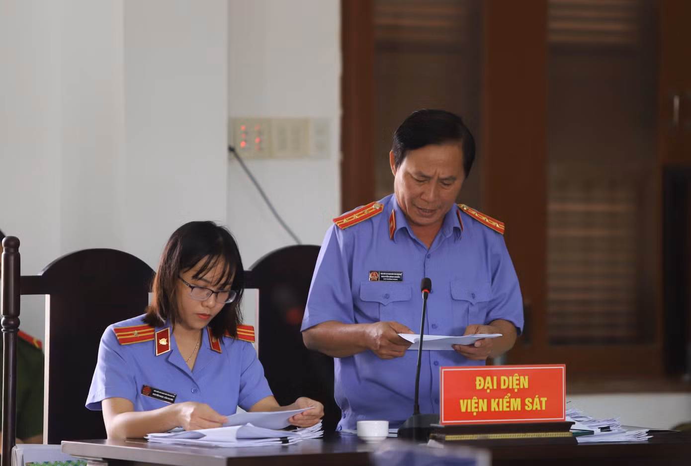 Đại diện Viện KSND tỉnh Phú Yên nêu quan điểm luận tội. Ảnh L.H