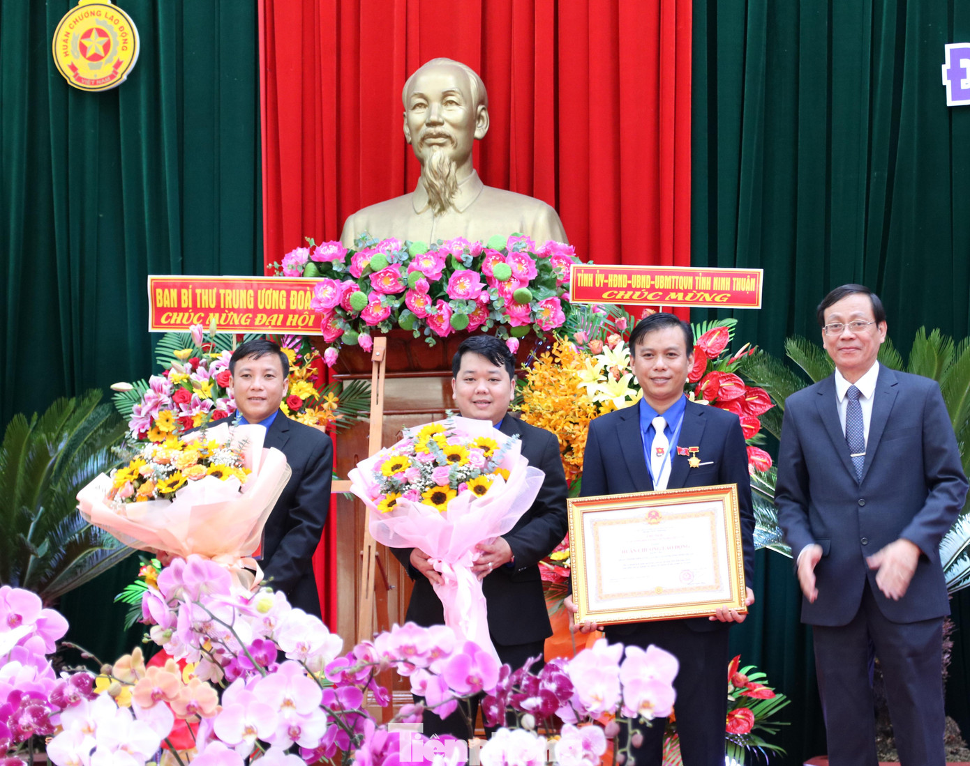 Thừa uỷ quyền của Chủ tịch nước, lãnh đạo Tỉnh uỷ Ninh Thuận trao Huân chương Lao động hạng Ba tặng Tỉnh Đoàn Ninh Thuận. Ảnh C.H Thừa uỷ quyền của Chủ tịch nước, lãnh đạo Tỉnh uỷ Ninh Thuận trao Huân chương Lao động hạng Ba tặng Tỉnh Đoàn Ninh Thuận. Ảnh C.H