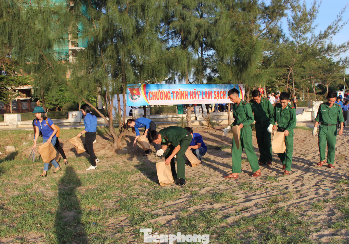 Các đoàn viên, thanh niên tỉnh Ninh Thuận dọn rác, làm sạch bờ biển Các đoàn viên, thanh niên tỉnh Ninh Thuận dọn rác, làm sạch bờ biển