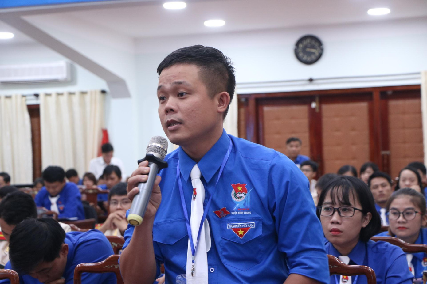 Các ĐVTN tỉnh Ninh Thuận tham gia đặt câu hỏi, đề xuất cho lãnh đạo UBND tỉnh. Ảnh C.H