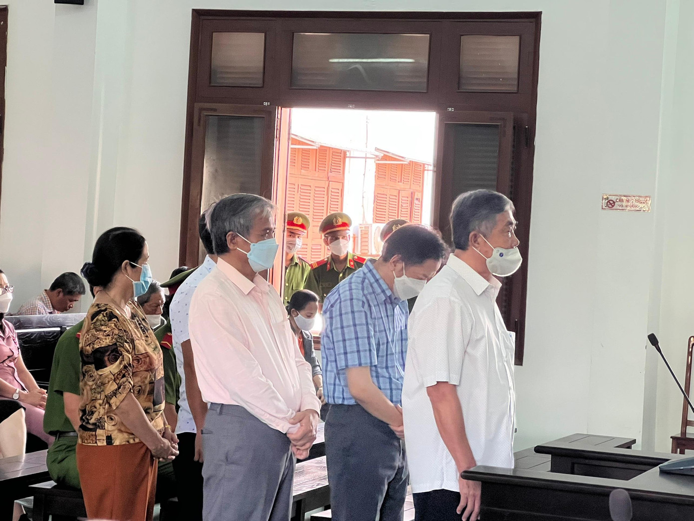 Các bị cáo nghe HĐXX tuyên án. Ảnh L.H Các bị cáo nghe HĐXX tuyên án. Ảnh L.H